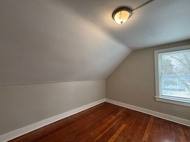 Building Photo - 3 Bedroom 1 Bath, Single Family Home, Lyell - Otis Neighborhood!