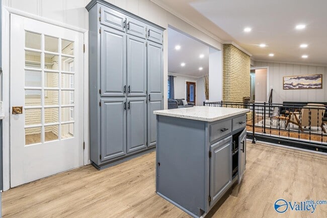 Building Photo - 702 Chambers Dr NE