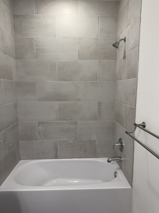 Building Photo - "Spacious 4-Bed Oasis with Granite Finishes & Guest Suite in Jacksonville!"