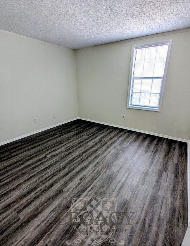 Building Photo - 918 Coarsey Dr