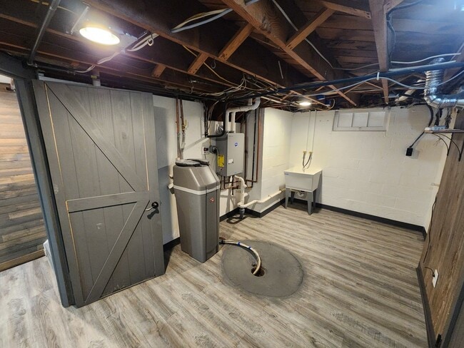 Building Photo - 4 Bedroom in East Moline  MUST SEE!!!