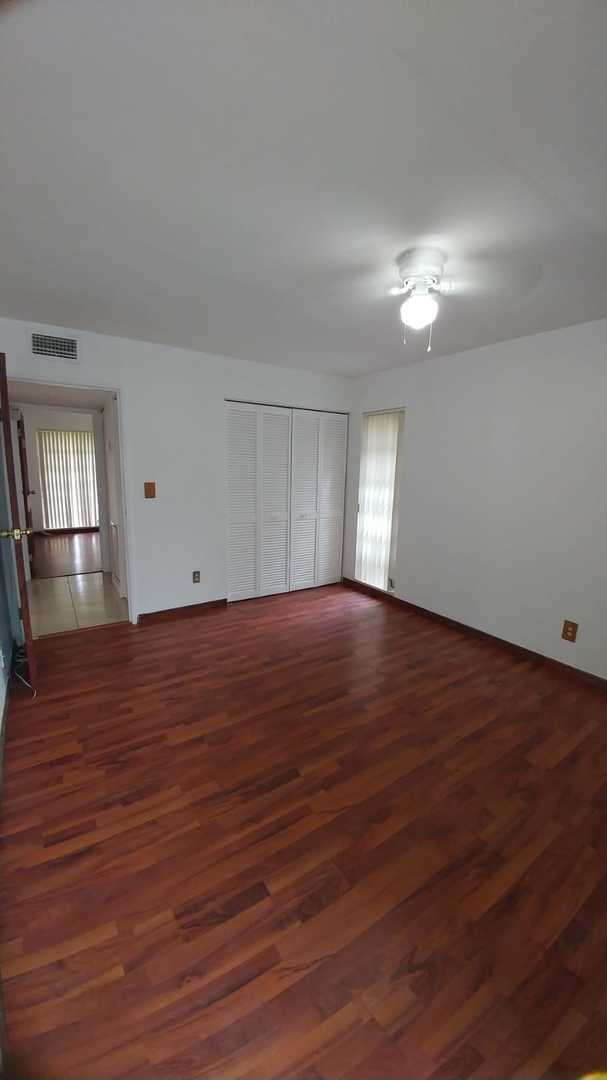 Building Photo - Great Renovated 3/1 |  Quiet family neighb...