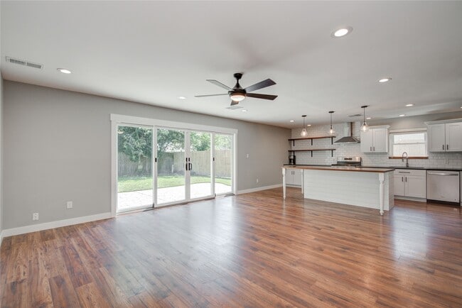 Building Photo - 966 Redway Ln