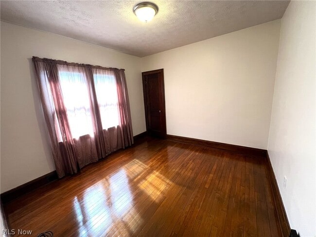 Building Photo - 982 Dan St