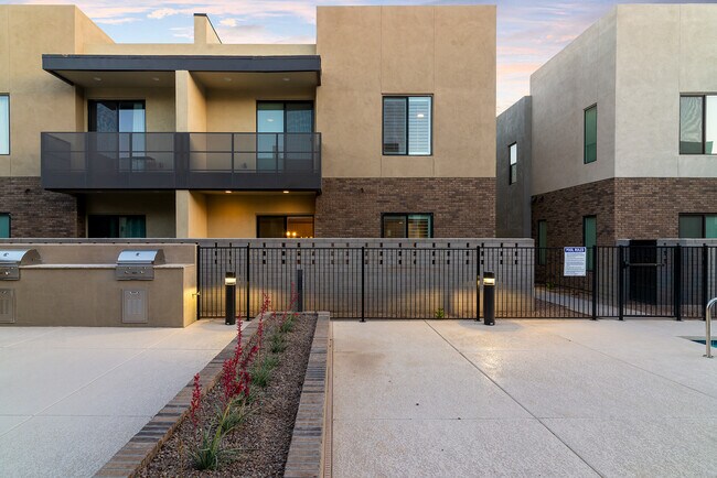 Pool Area w/ BBQ - 901 S Smith Rd