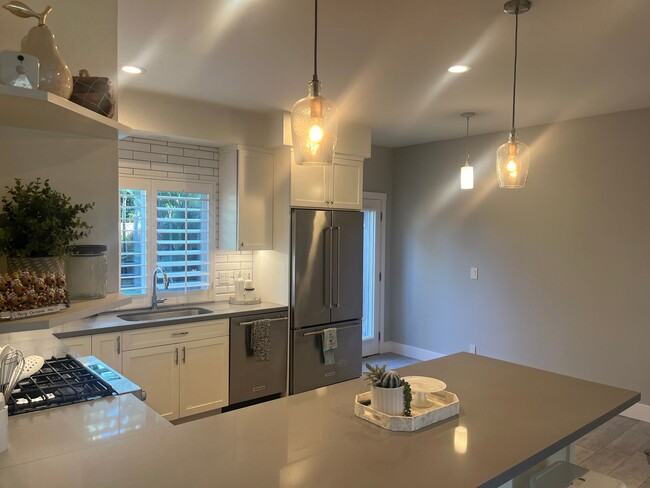 Building Photo - 3bd/2ba House with Remodeled Kitchen and A/C