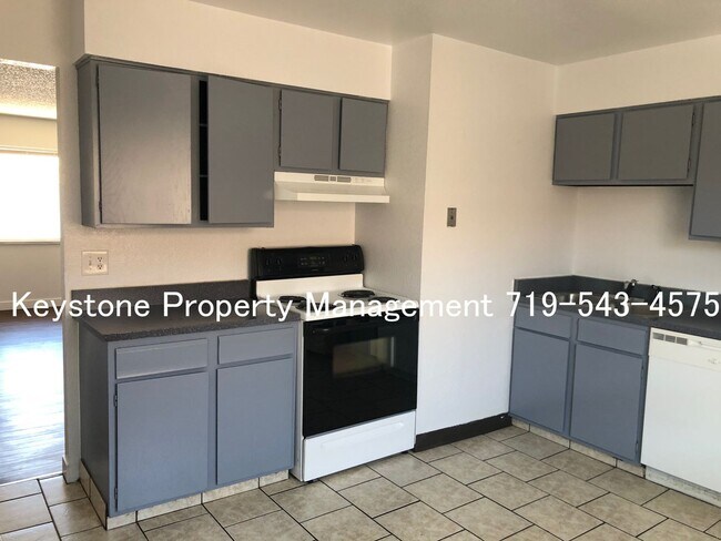 Building Photo - $525 OFF Move In Special! Well Maintained Apartment - Near CSUP 2 Bed/1 Bath $1050/$1050