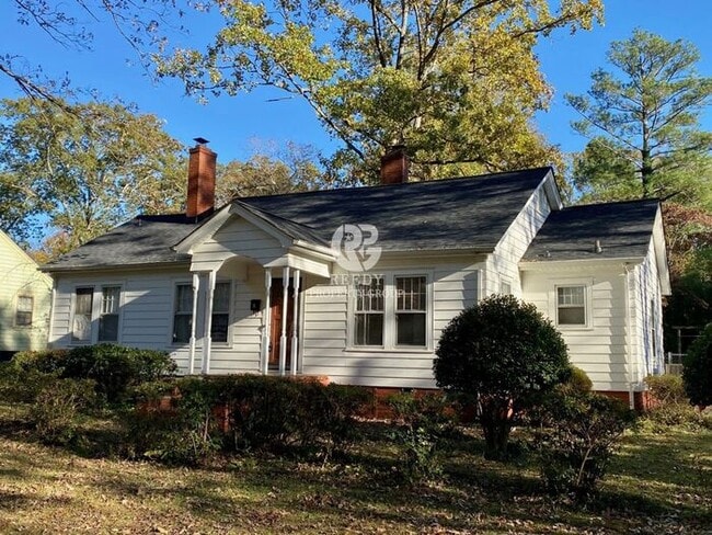 Primary Photo - Spacious 3 bedroom and 1 bath home with FE...