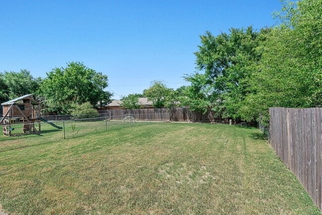 Building Photo - AUGUST PRE-LEASE!!  Cute 2 Bedroom 2 Bathr...