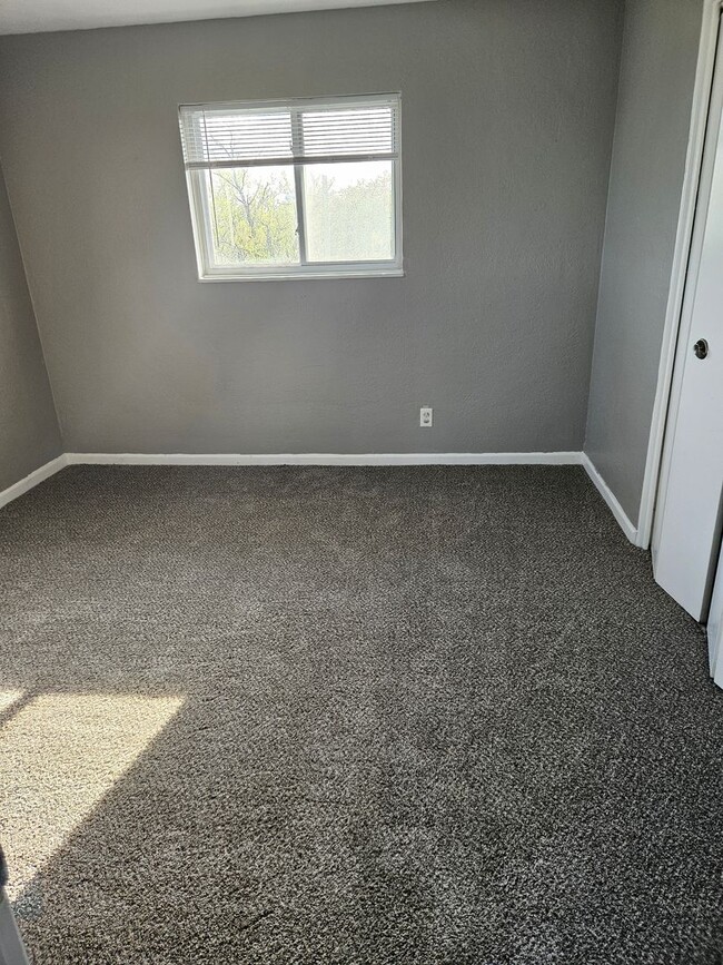 Building Photo - Treat yourself to a new home!
