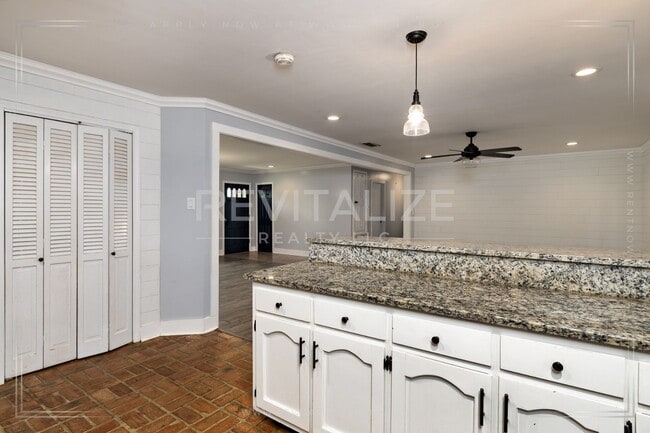 Building Photo - Spacious Brick Home in West Mobile!