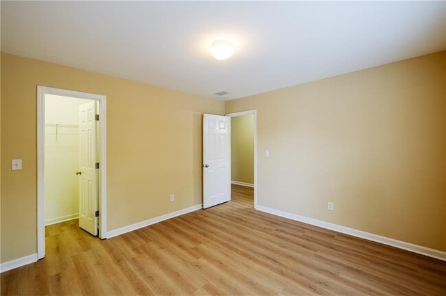Building Photo - 2442 Fairlie Dr