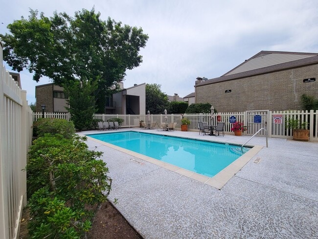 Building Photo - Spacious one of a kind 2 bedroom 2 bath condo in excellent condition. Entire condo has been paint...