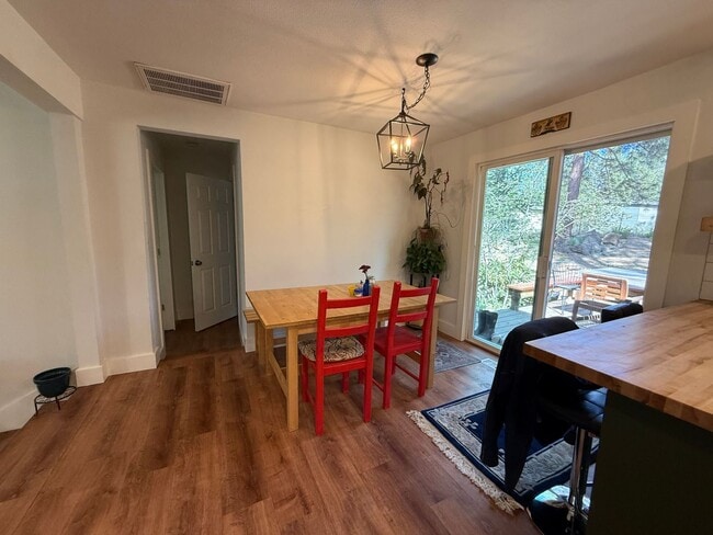 Building Photo - Spacious 4 Bed/3 Single Family Home in SW Bend - Large Backyard