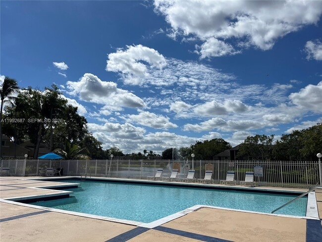 Building Photo - 350 Palm Cir W