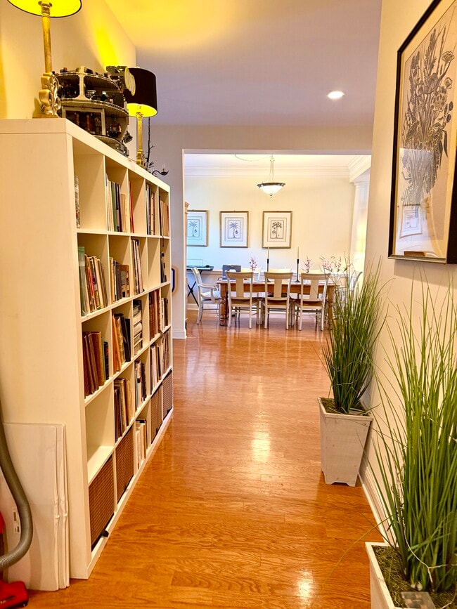 Building Photo - 100 Cottonwood Creek Ln