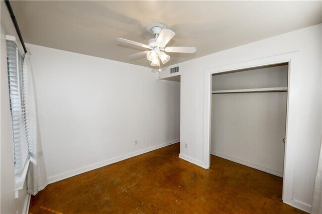 Building Photo - 1305 Lorrain St