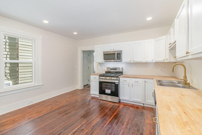 Building Photo - 214 W 9th St