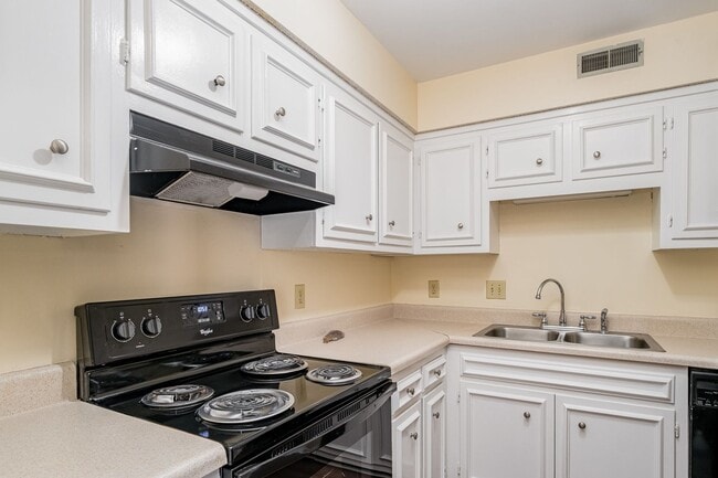 Building Photo - Desirable Brentwood Trace 2 Bedroom Condo ...