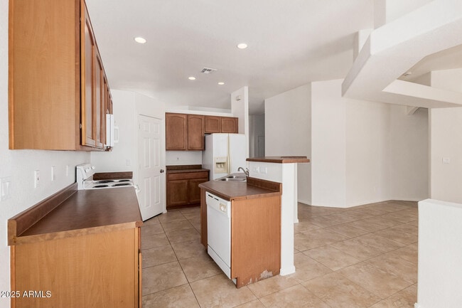 Building Photo - 515 E St Kateri Ln