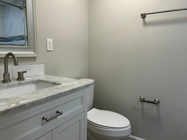 Building Photo - 2 Bd 2 Bath Condo in Shadowood Ready for M...