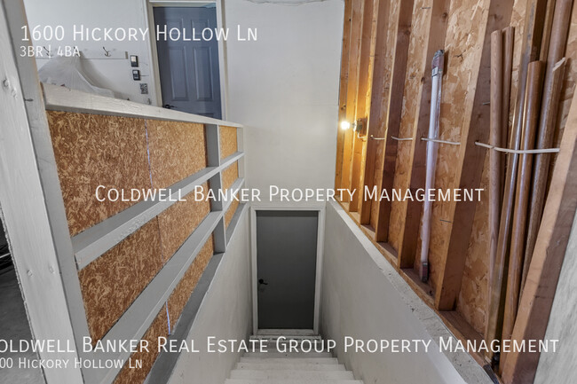 Building Photo - 1600 Hickory Hollow, Menasha