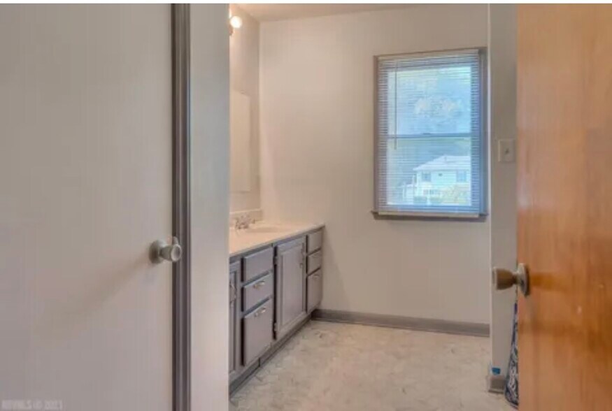 Building Photo - 5163 Whitethorne Rd