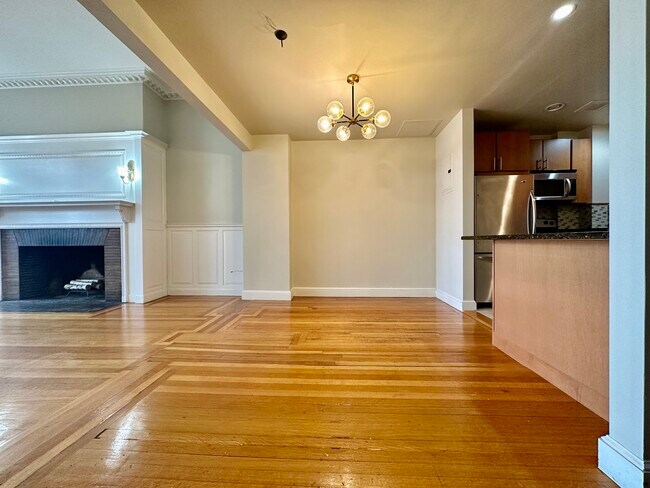 Building Photo - 472 Beacon St