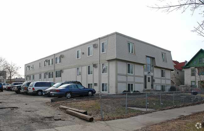 Building Photo - 2741 Pillsbury Ave