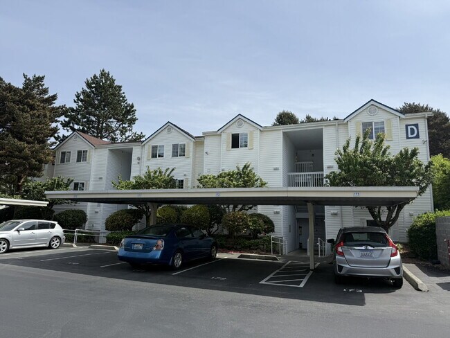 Building Photo - Charming & Spacious 1 Bedroom Condo Retreat in Renton