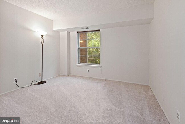 Building Photo - 7640 Provincial Dr