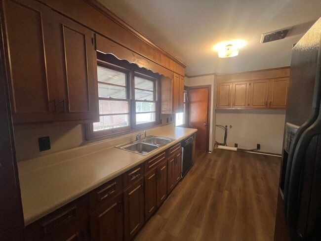 Building Photo - 3 bedroom 1 bathroom single level home