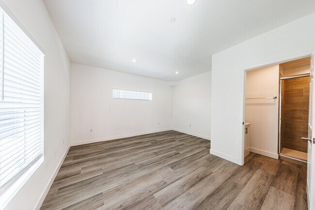 Building Photo - 3015 Alsace Ave