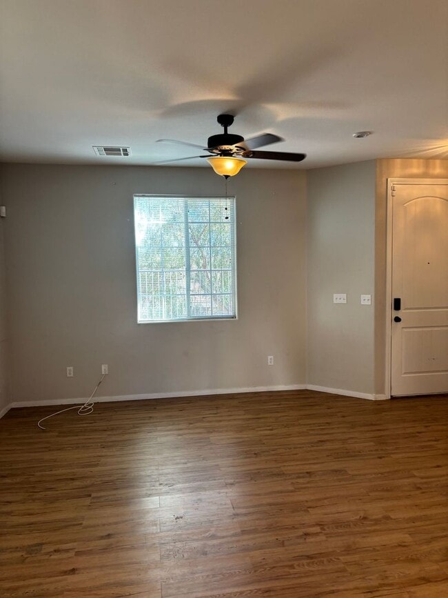 Building Photo - GREAT TOWNHOME LOCATED IN GATED COMMUNITY!!