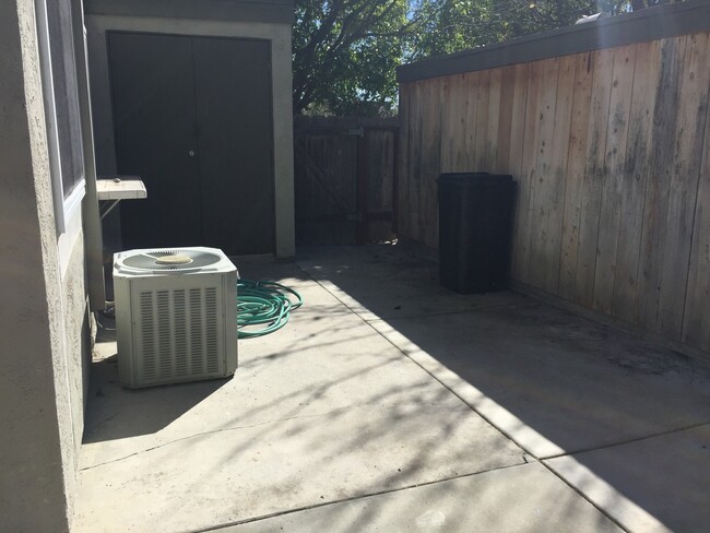 Building Photo - 3 Bedroom, 1.5 Bath Tierrasanta Townhome i...