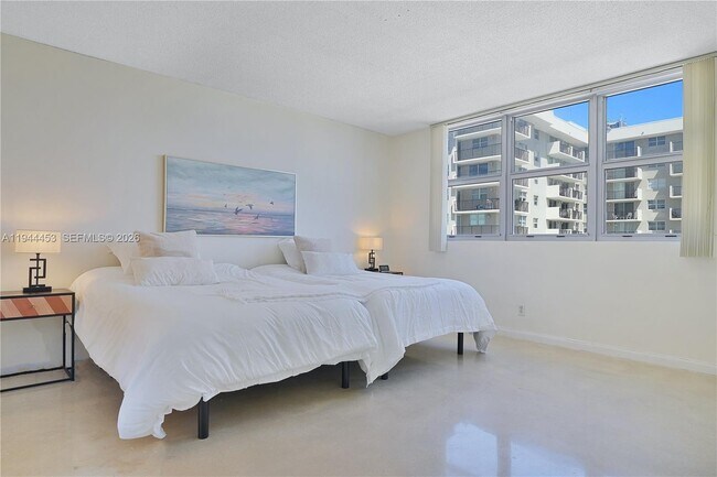 Building Photo - 9225 Collins Ave