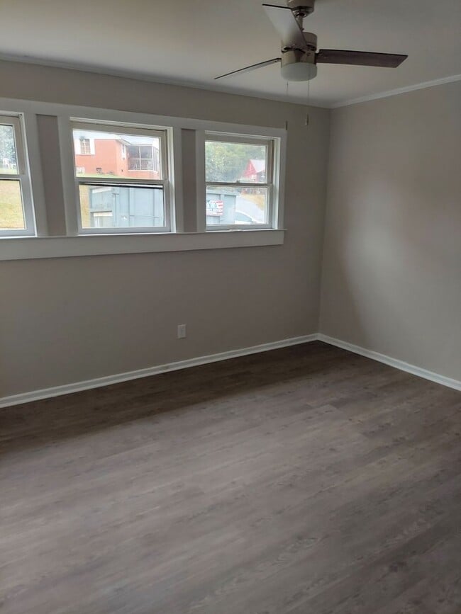 Building Photo - Left Side of Duplex