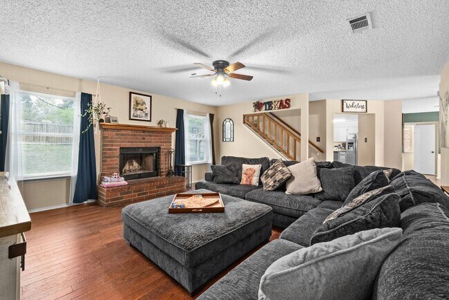 Building Photo - Texas sized home near the golf course