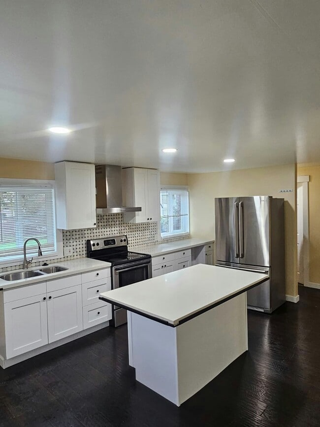 Building Photo - 1004 SW 116th St