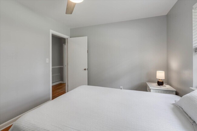 Building Photo - 1917 Sharon Rd