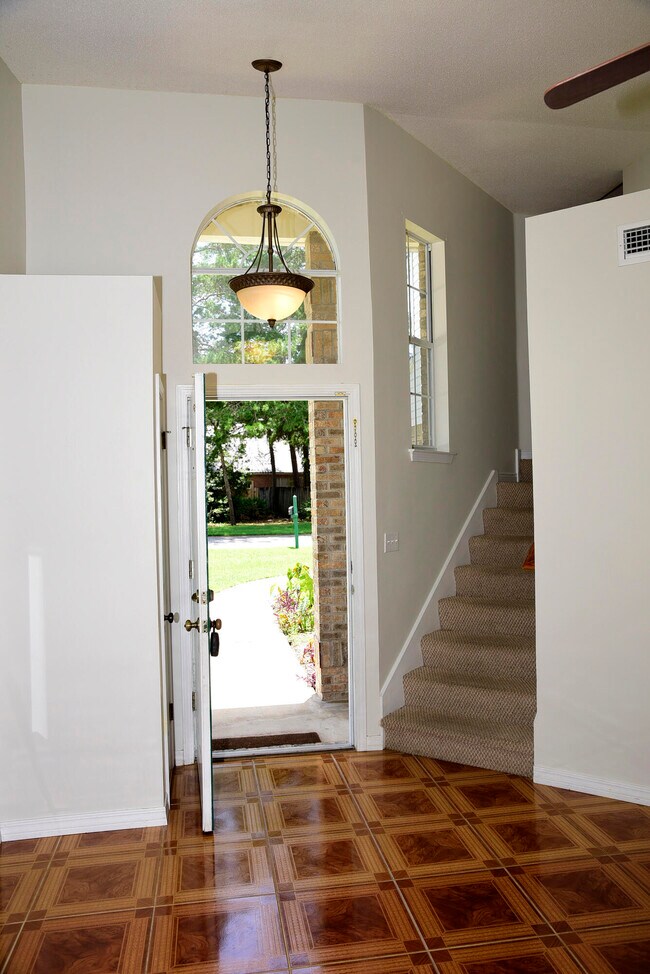 Building Photo - 311 Parkwood Pl