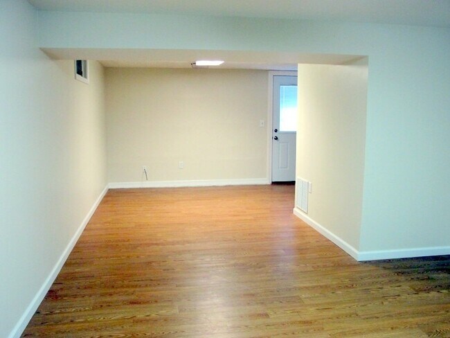 Building Photo - 927 Woods Hollow Dr