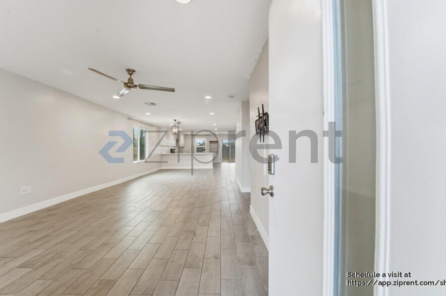 Building Photo - 1121 E Apache St