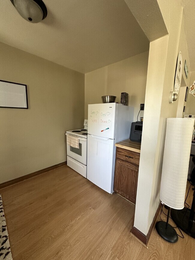 Building Photo - One Bedroom One Bath Unit in Triplex near Downtown and UWEC!