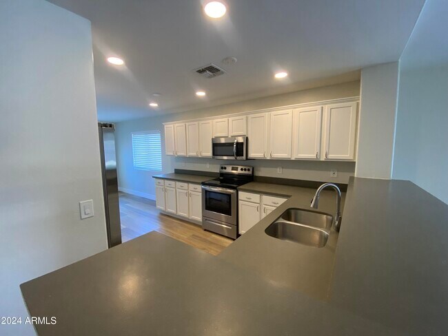 Building Photo - 1755 W Desert Canyon Dr