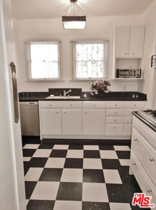 Building Photo - 914 Burnside Ave