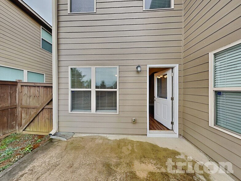 Building Photo - 120 Leland Ln