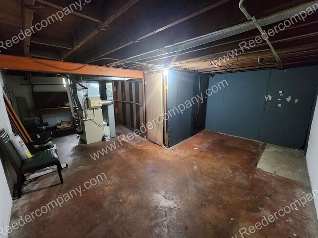 Building Photo - Spacious 3 bedroom 2 bathroom house Walkin...