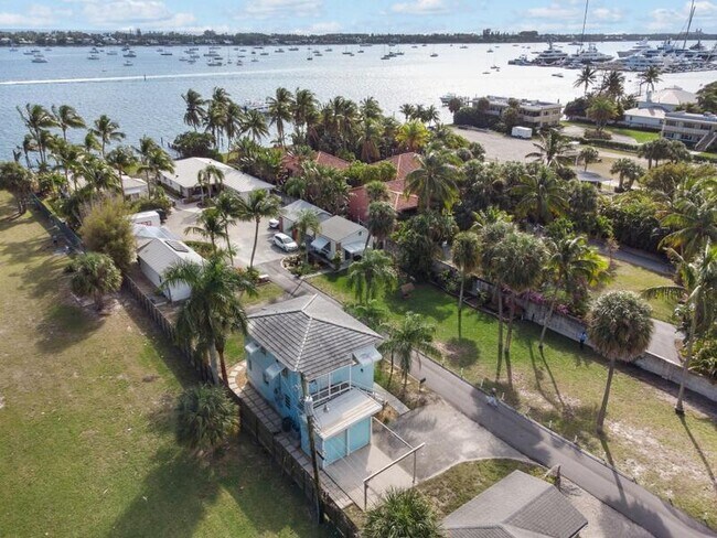 Building Photo - 4916 N Flagler Dr