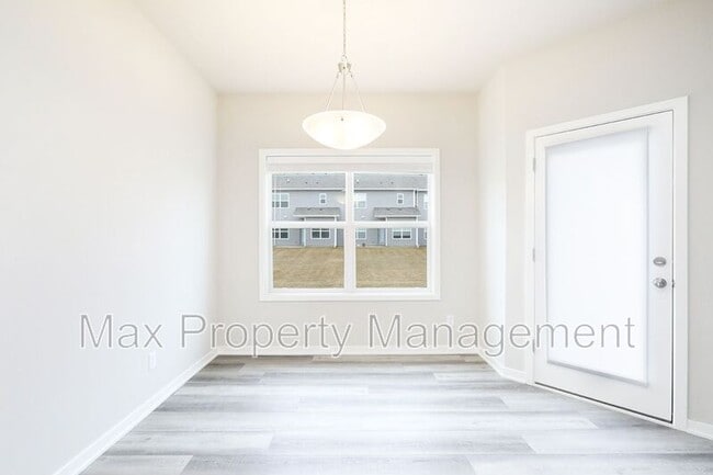 Building Photo - 211 NE Whitetail Dr